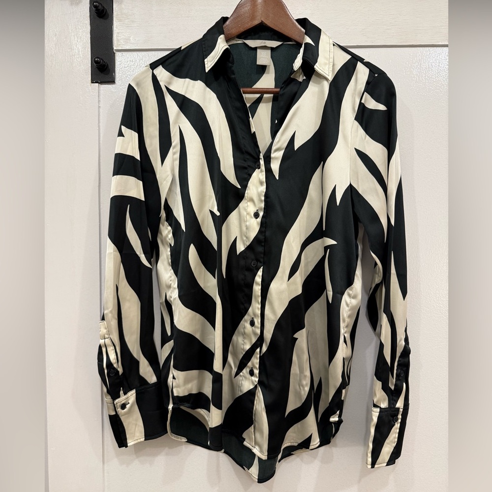 H&M Black and White Patterned Satin-like Button Down Shirt